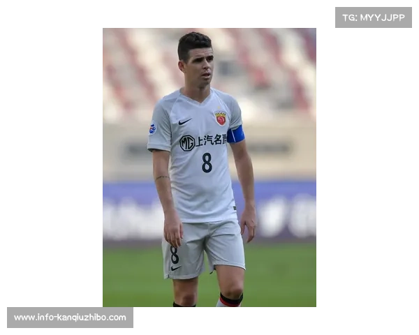 “恩赫·奥吉尔失利后神情坚毅,师父贾丹巴场边安慰”